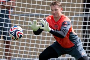 Voller Fokus auf den Ball und Paris Saint-Germain: Manuel Neuer. - Foto: Sven Hoppe/dpa