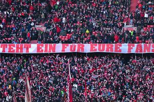 Ein Fan-Plakat in der Münchner Arena. - Foto: Sven Hoppe/dpa