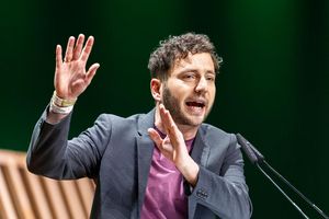 Für den Klimaschutz will der Grünen-Vorsitzende Felix Banaszak Wohlhabende zur Kasse bitten. - Foto: Michael Matthey/dpa