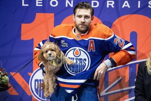 Leon Draisaitl mit seinem Hund Bowie. - Foto: JASON FRANSON/The Canadian Press/AP/dpa