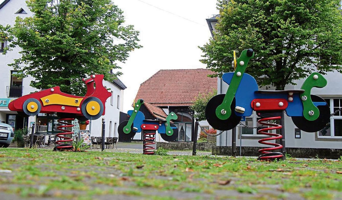 Gerade sind es nur drei Wipptierchen, der Spielbereich wird im Zuge der Innenstadtsanierung aber aufgewertet. Foto: Löseke