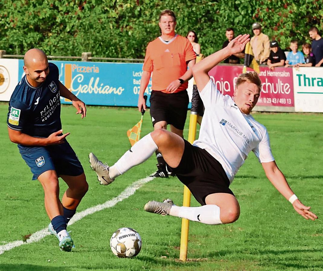 Wer bringt hier wen ins Straucheln? Der SuS Bad Westernkotten (rechts mit David Wallmeier) schaltete in der ersten Pokalrunde den SC Wiedenbrück aus. Muss mit dem FC Gütersloh nun ein weiterer Regionalligist dran glauben? Foto: Lütkehaus