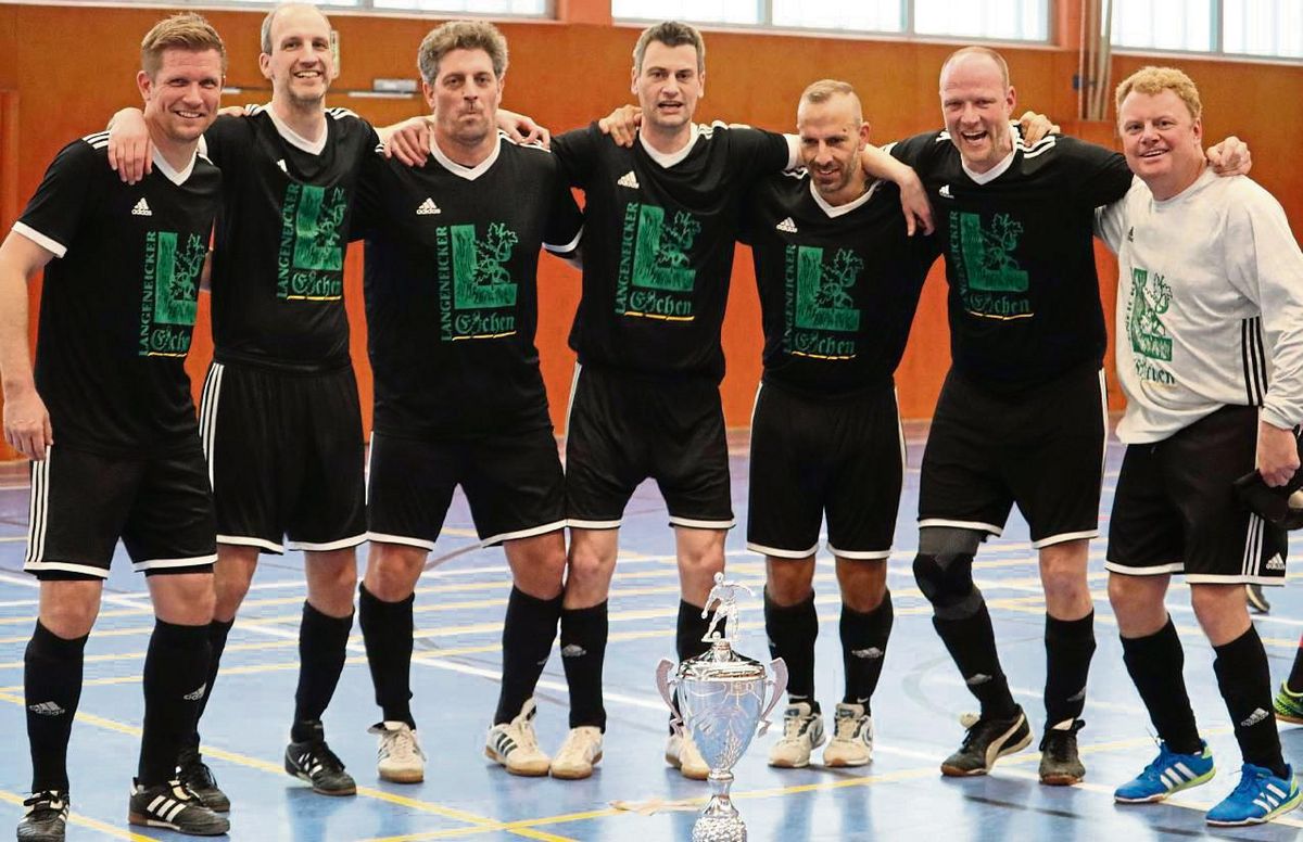 Nervenstark vom Punkt: Die SG Ehringhausen/Langeneicke sicherte sich den Titel der erstmalig ausgetragenen Ü40-Hallenkreismeisterschaften im Fußballkreis Lippstadt. Und das durchaus verdient. Fotos: Feichtinger
