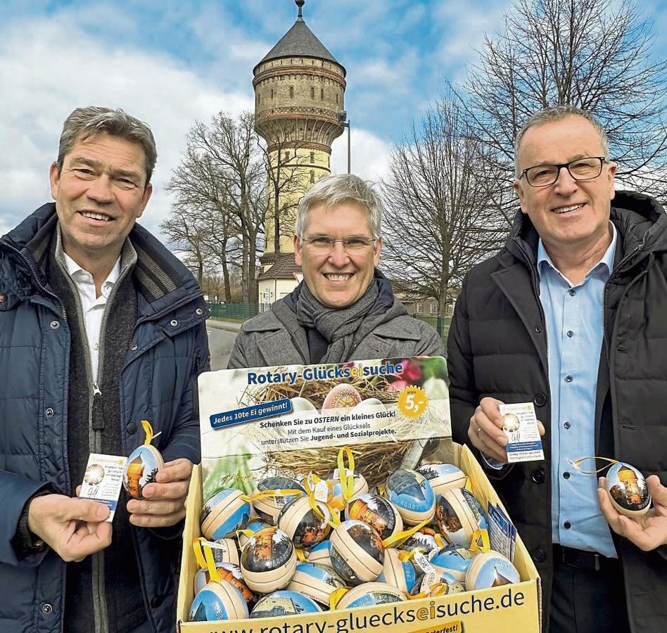 Glückseier für den guten Zweck: (v.l.) Dr. Norbert Kreutzmann, Axel Bohnhorst und Jörg Deutschmann vom Rotary-Club Soest-Lippstadt hoffen auf viele Unterstützer. Foto: Cegelski