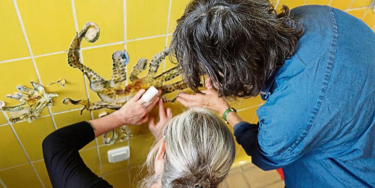 Brigitte und Marianne vom Künstler-Kollektiv Protoplast kleben die Oktopusse im „gelben Salon“ auf. Foto: Dietz