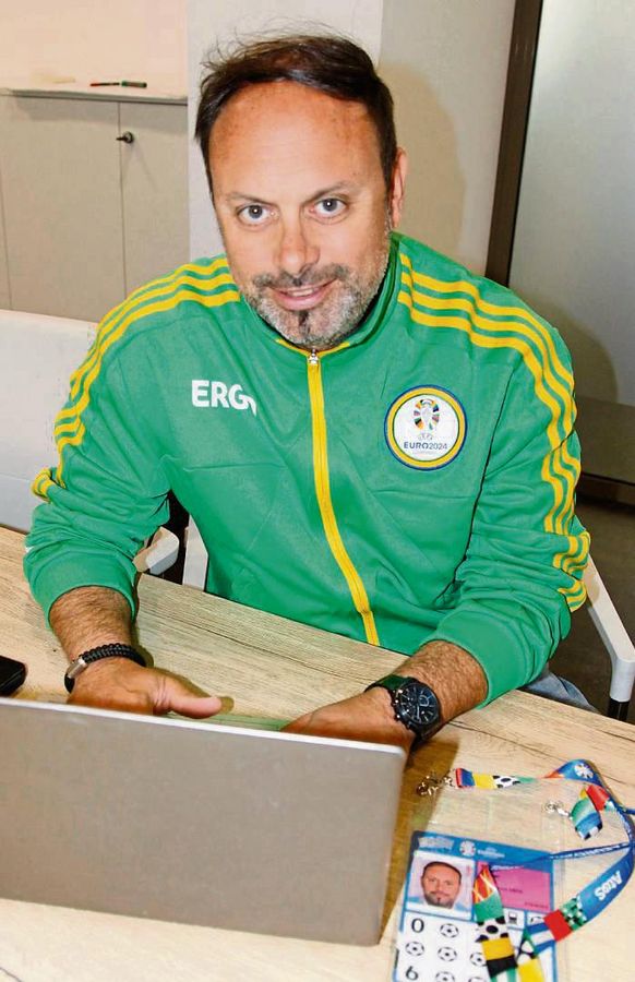Rund 16 000 Volunteers werden bei der Fußball-EM verschiedene Aufgaben übernehmen. Einer von ihnen ist Daniel Brink aus Dedinghausen, der bei den Spielen in Dortmund im Pressebereich tätig ist. Foto: Wiegand
