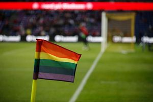 Eine Regenbogenfahne als Zeichen gegen Homophobie dient als Eckfahne. - Foto: Jens Dresling/dpa