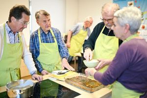 In einer Lehrküche begegnen sich in Ludwigshafen einmal im Monat Männer, die mehr verbindet als Kochen. - Foto: Uwe Anspach/dpa