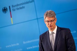 Bundesverkehrsminister Schnieder ist zuversichtlich, bald einen neuen Bahnchef beziehungsweise eine neue Bahnchefin präsentieren zu können. - Foto: Fabian Sommer/dpa