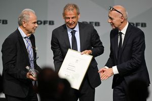 Bernard Dietz (l) wird von Jürgen Klinsmann und DFB-Präsident Bernd Neuendorf für die Ernennung zum Ehrenspielführer gratuliert. - Foto: Arne Dedert/dpa