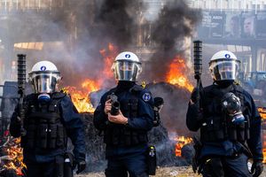 Die Polizei versucht, Demonstranten während einer Demonstration europäischer Landwirte in der Nähe des Europäischen Parlaments in Brüssel zu vertreiben. - Foto: Marius Burgelman/AP/dpa