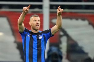 Edin Dzeko will künftig auch auf Schalke jubeln. (Archivbild) - Foto: Luca Bruno/AP/dpa