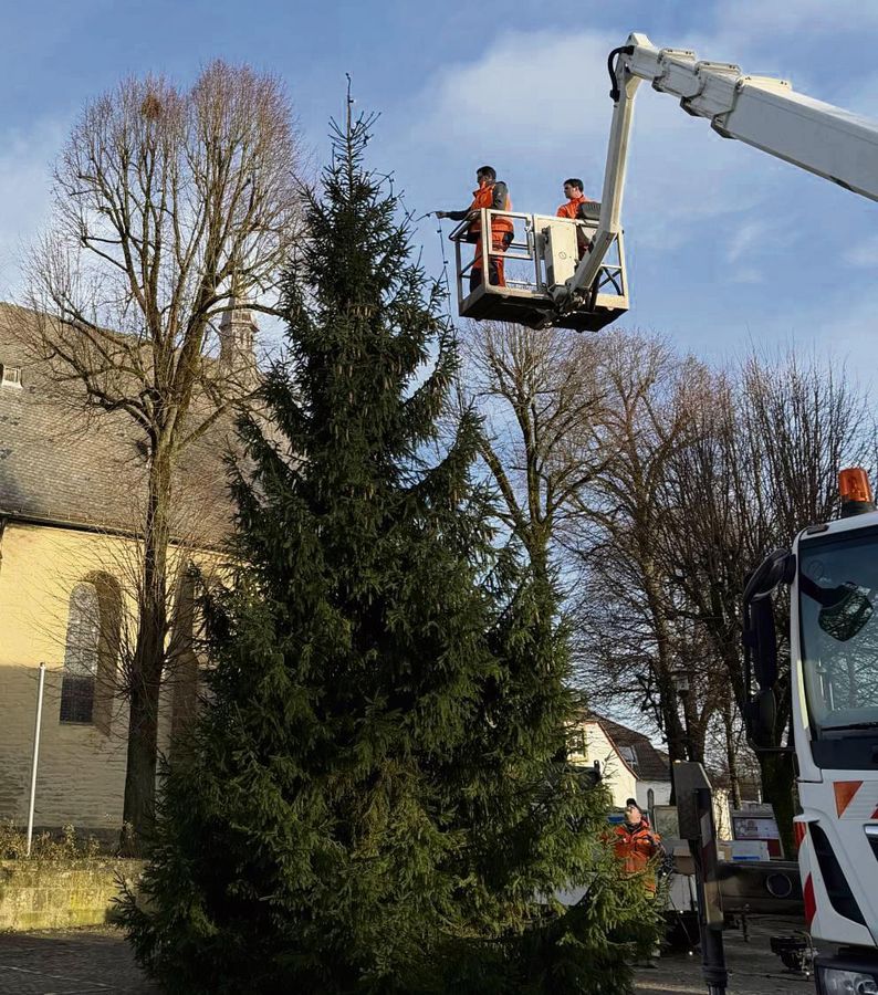 Ein letztes Mal, bevor der Rüthener Marktplatz im Rahmen der Innenstadtsanierung umgestaltet wird, stellen die Bauhof-Mitarbeiter den traditionellen Weihnachtsbaum auf. Foto: Sarah Bsdurek