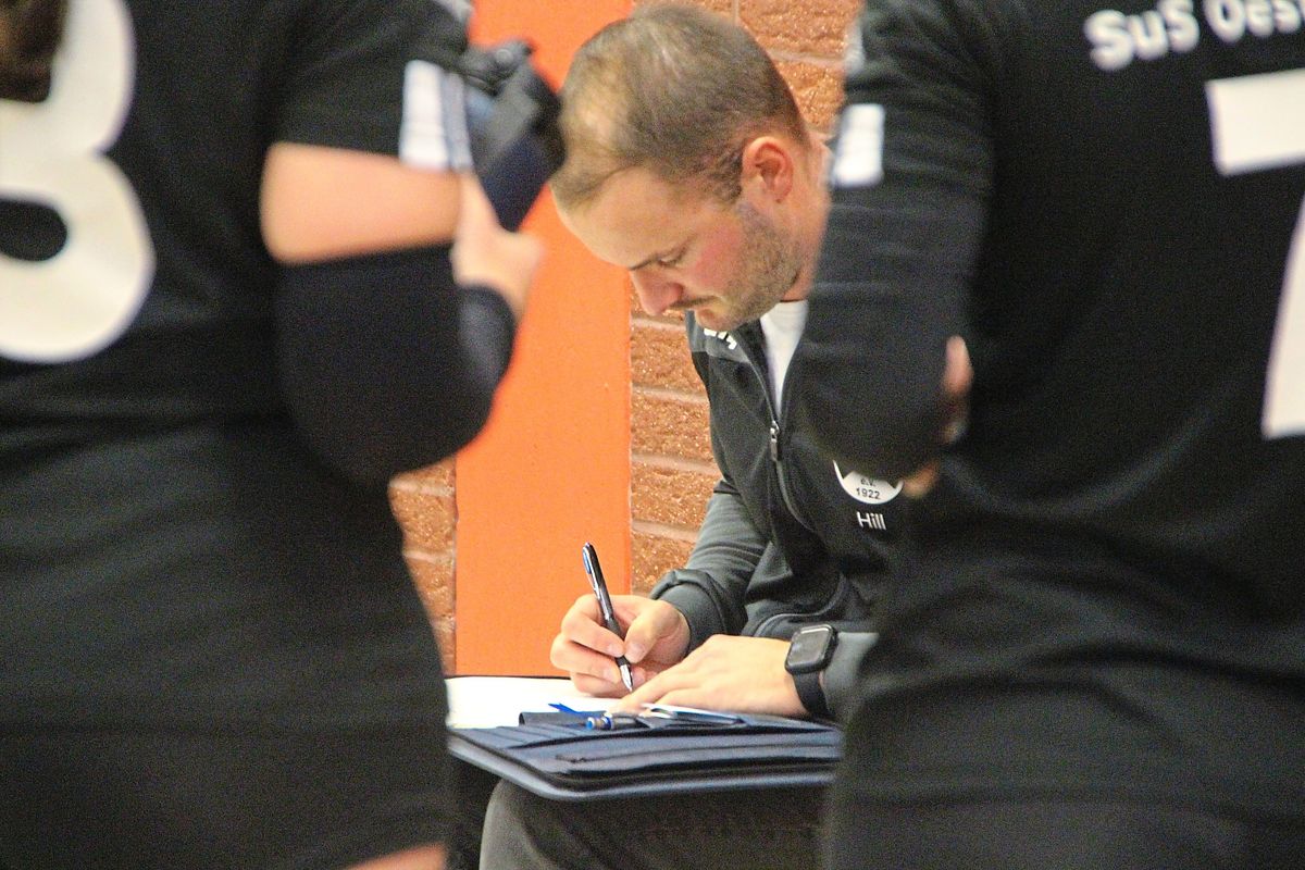 Konnte am Ende den ersten Sieg seiner Mannschaft notieren: Jonas Hill, Trainer des SuS Oestereiden, sprach von brutalem Druck im Vorfeld der Partie gegen Bönen. Foto: Thorsten Heinke