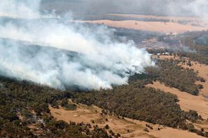 Feuerwehrleute kämpfen weiter gegen ein großes Buschfeuer im Westen des australischen Bundesstaats Victoria. - Foto: David Crosling/NEWS CORP POOL via AAP/dpa
