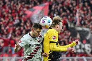 Leverkusens Josip Stanisic und Dortmunds Julian Brandt kämpfen um den Ball. - Foto: Federico Gambarini/dpa