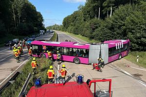 Der Bus war im Ersatzverkehr für die gesperrte Bahnstrecke zwischen Hamburg und Berlin unterwegs. - Foto: Daniel Bockwoldt/dpa