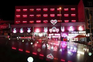 Die Reeperbahn bei Nacht zu erkunden, gehört für viele zu einem Hamburg-Besuch dazu. - Foto: Christian Charisius/dpa