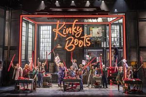 «Kinky Boots» erzählt die Geschichte von Charlie Price, der die angeschlagene Schuhfabrik seines toten Vaters erbt. - Foto: Johan Persson/ATG Entertainment/dpa