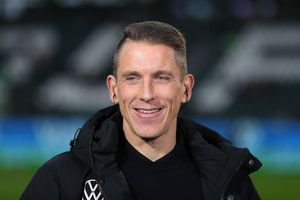 Daniel Bauer freut sich über seine Beförderung beim VfL Wolfsburg. - Foto: Darius Simka/dpa