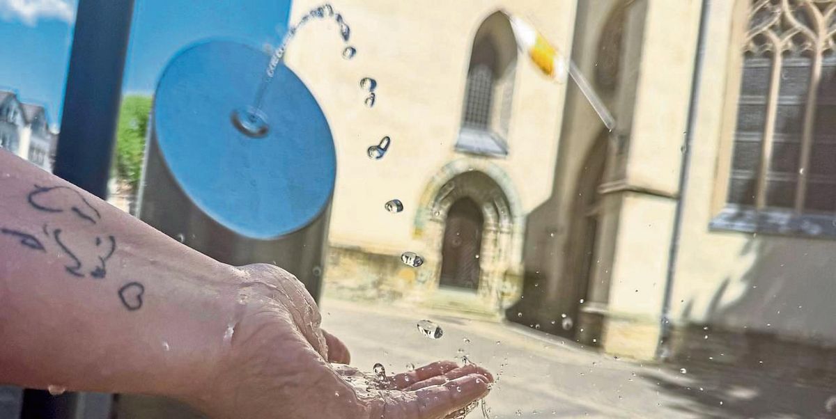 Um Verschwendung vorzubeugen, sprudelt der Wasserspender am Marktplatz erst auf Knopfdruck. Foto: N. Wissing