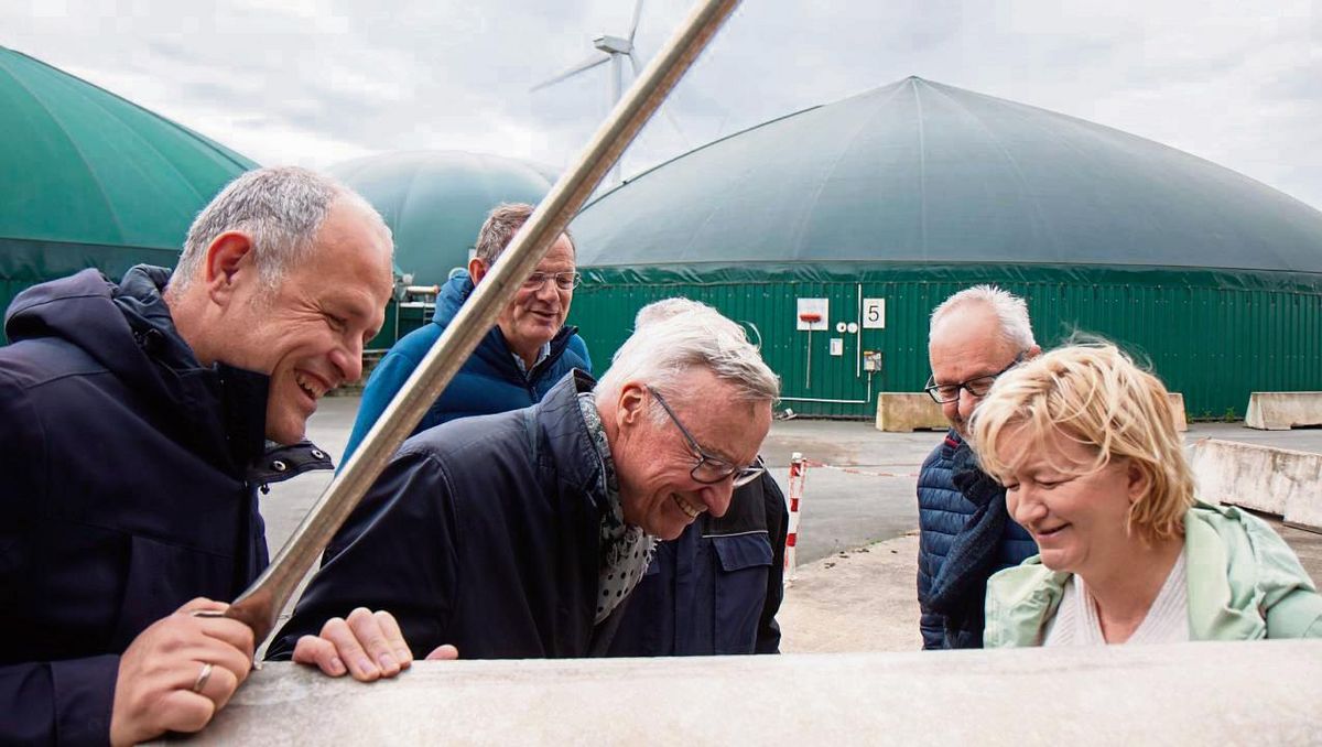 Das blubbernde Gas erhellt die Minen der Besucher (v. l.): Mattias Bürger, Betreiber der Anlage in Anröchte, Andreas Düser, Kraftwerksbetreiber in Ense, Dr. Thomas Griese, stellvertretender Vorsitzender des Landesverbandes Erneuerbare Energien, und Dagmar Hanses, Grüne Abgeordnete im NRW-Landtag. Fotos: Eickhoff