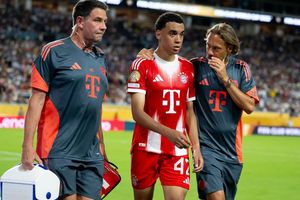 Jamal Musiala musste nur 25 Minuten nach seiner Einwechselung angeschlagen vom Platz, begleitet von Teamarzt (r) und Physiotherapeut. - Foto: Sven Hoppe/dpa
