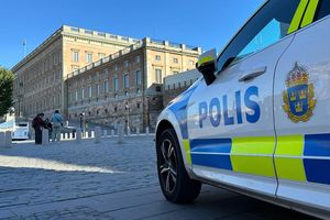 Ein Polizeiauto steht im Herzen von Stockholm vor dem Königsschloss. Nicht weit von dem Schloss entfernt befindet sich auch der Park Kungsträdgården. (Illustration) - Foto: Steffen Trumpf/dpa