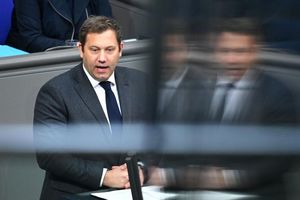 Klingbeil verteidigte seinen Etat. - Foto: Elisa Schu/dpa