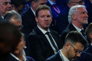 Julian Nagelsmann verfolgt die Auslosung an der Seite von Rudi Völler. - Foto: Jia Haocheng/POOL Xinhua/AP/dpa