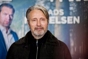 Mikkelsen gilt als leidenschaftlicher Tennisspieler. - Foto: Christoph Soeder/dpa