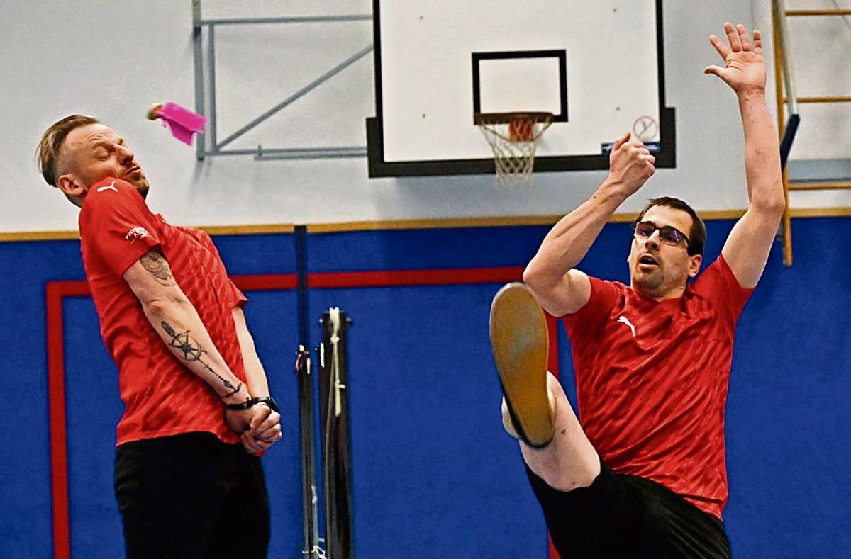 Und hoch das Bein: Sven Henneböhle (l.) versucht den Angriff von Philipp Münzner zu blocken. Dabei ist das Einsetzen von Armen und Händen tabu. Fotos: Julia Marx