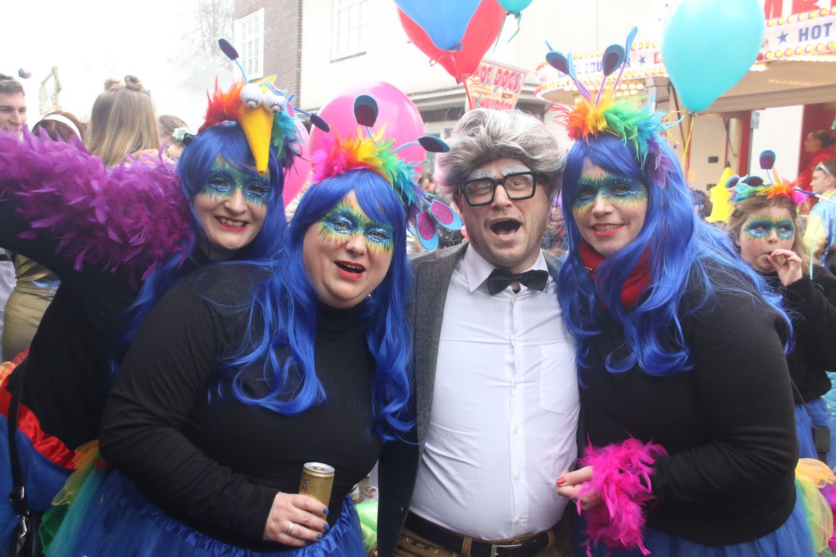 Die Närrinnen und Narren in den Karnevalshochburgen - hier in Rietberg - feierten am Rosenmontag friedlich und fröhlich. Foto: Winkelmann