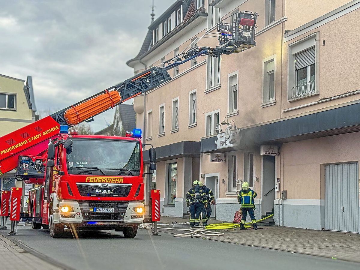 Ein Imbiss in der Geseker Innenstadt brennt. Foto: N. Wissing