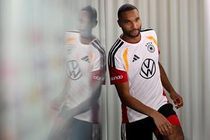 Schwungvoll betritt Tah das DFB-Podium. - Foto: Julian Stratenschulte/dpa