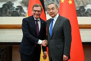 Beim Treffen von Außenminister Johann Wadephul (l., CDU) mit seinem chinesischen Kollegen Wang Yi geht es auch um Handelsbarrieren und den russischen Angriffskrieg auf die Ukraine. - Foto: Soeren Stache/dpa