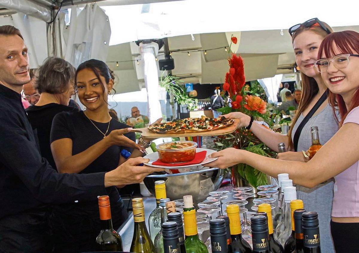 Die Freundinnen Vanessa und Anna aus Erwitte (r.) haben am Stand von Cosacks Brennerei bei Lippstadt Culinaire auf dem Rathausplatz vegane Leckereien bestellt. Fotos: Helga Wissing