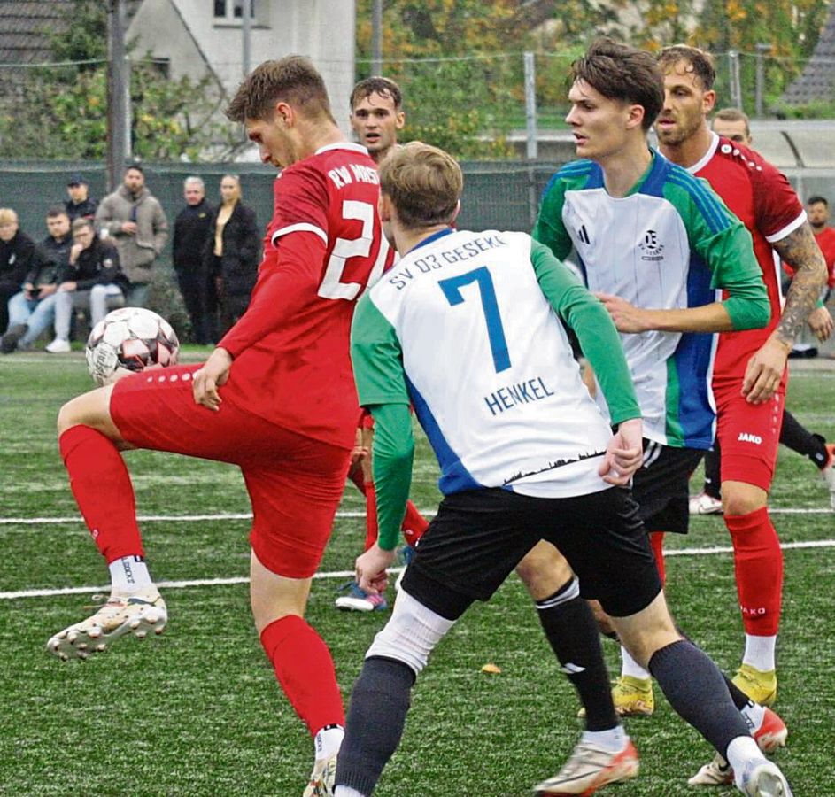 Dieses Tänzchen von Mastholtes Röhl mit dem Ball unterband die Geseker Abwehr durch ein Foulspiel, und der Referee zeigte auf den Punkt. Diese Chance ließ sich Ashton nicht entgehen und markierte per Elfer den zwischenzeitlichen Ausgleich zum 2:2. Fotos: Schlink