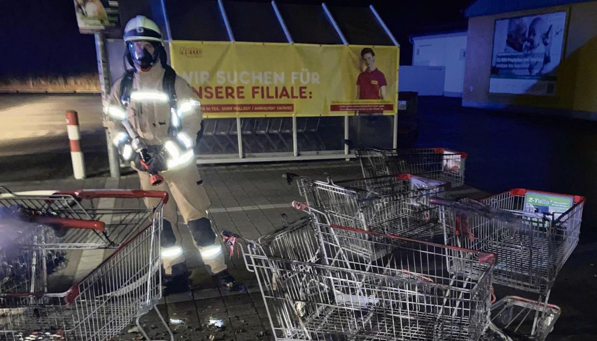Am Netto-Markt in Hörste brannte ein Unterstand für Einkaufswagen. Foto: Feuerwehr Lippstadt