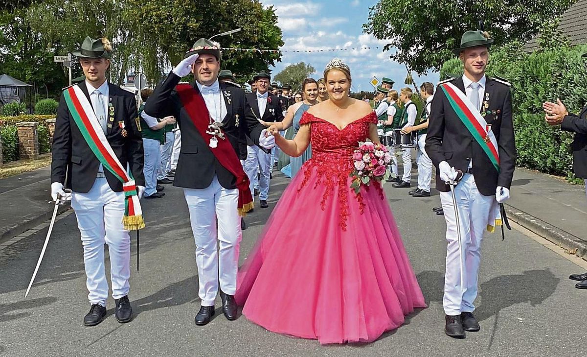Strahlend präsentierte sich das Königspaar Fabian Haake und Laura Bömer im Festumzug durch Altengeseke. Foto: Gerwin