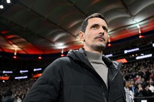 Trainer Dino Toppmöller hat seinen Vertrag bei Eintracht Frankfurt verlängert. - Foto: Arne Dedert/dpa