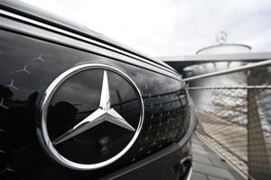 In Neu-Ulm beginnt Mercedes mit dem Verkauf seiner Autohäuser. (Archivbild) - Foto: Bernd Weißbrod/dpa
