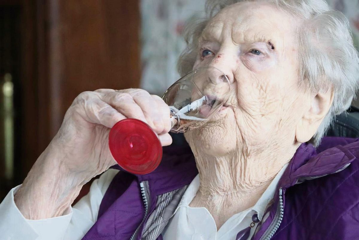 Stößchen! Irene Lellek trinkt auf sich selbst – und ihren 103. Geburtstag. Foto: Dietz