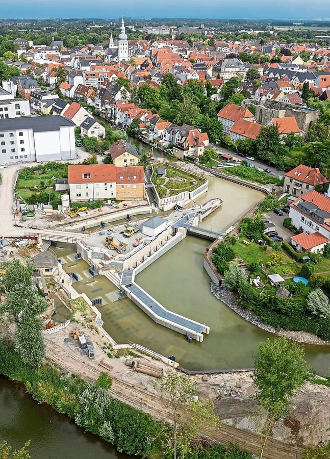 Die Großbaustelle an der Stiftsmühle gleicht aktuell einem riesigen Abenteuer-Spielplatz für Halbstarke, sei tatsächlich aber saugefährlich, mahnt die Stadtverwaltung. Foto: Eickhoff