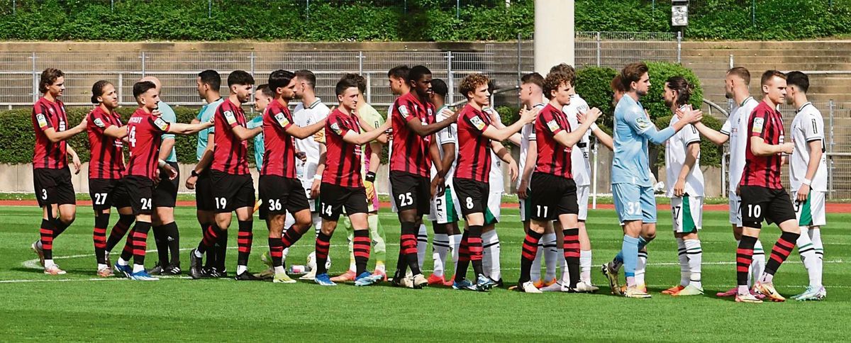 Wie lange grüßt der SV Lippstadt noch aus der Regionalliga? Die Saison 2024/25 wäre die siebte in Folge für die Schwarz-Roten. Doch nach der 0:4-Pleite beim direkten Konkurrenten Borussia Mönchengladbach U23 sieht es bezüglich des Klassenerhalts wieder schlechter aus. Noch sind es sechs Endspiele für Kapitän Maier (r.) und seine Teamkollegen. Foto: Lütkehaus