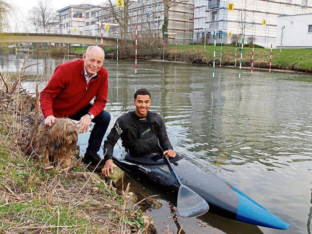Der heimische Kanu-Experte Bernd Deppe (l.) wünscht sich endlich ein Gesamtkonzept für den Wassersport an der Bürgmühle, hier im Bild mit Kaderfahrer Nelian Lareya. Foto: Niggenaber