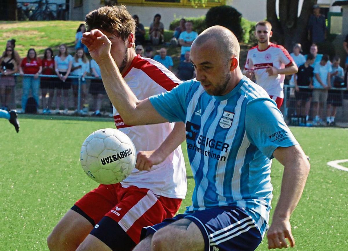 Dem SV BW Rixbeck-Dedinghausen (in Blau) gelang es nicht, eine 2:0-Führung im Derby gegen Germania Esbeck ins Ziel zu retten. Die Gäste steckten nie auf und wurden dafür am Ende noch mit dem 2:2-Ausgleich belohnt. Foto: Brand
