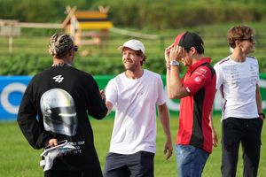 Sebastian Vettel (M) will mit mehreren Aktionen an die in Imola verunglückte Formel-1-Legende Ayrton Senna erinnern. - Foto: Toru Hanai/AP/dpa
