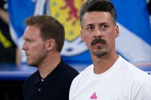 Sandro Wagner (r) hat mehrere Optionen für seine Zukunft. - Foto: Sven Hoppe/dpa