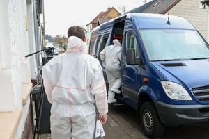 Die Spurensicherung der Polizei ist im Einsatz. - Foto: Brandon Lee Posse/dpa